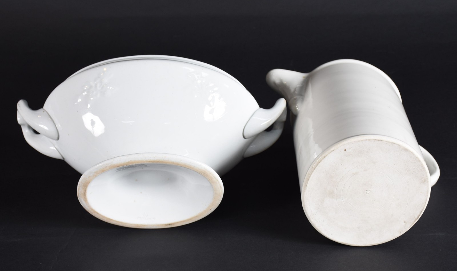 Duas peças de porcelana branca, sendo sopeira inglesa J & G Meakin... - foto 4 de 6