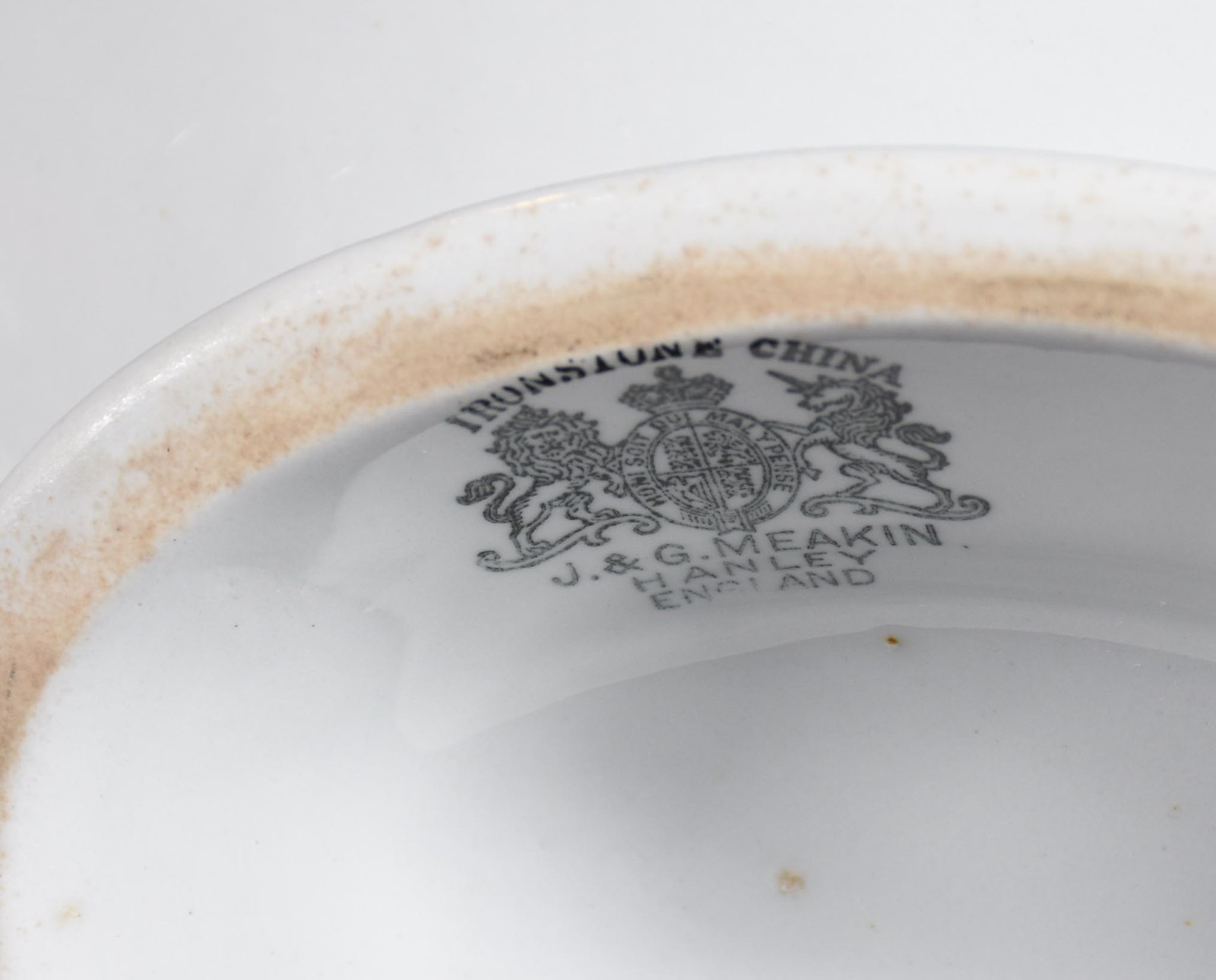Duas peças de porcelana branca, sendo sopeira inglesa J & G Meakin... - foto 5 de 6