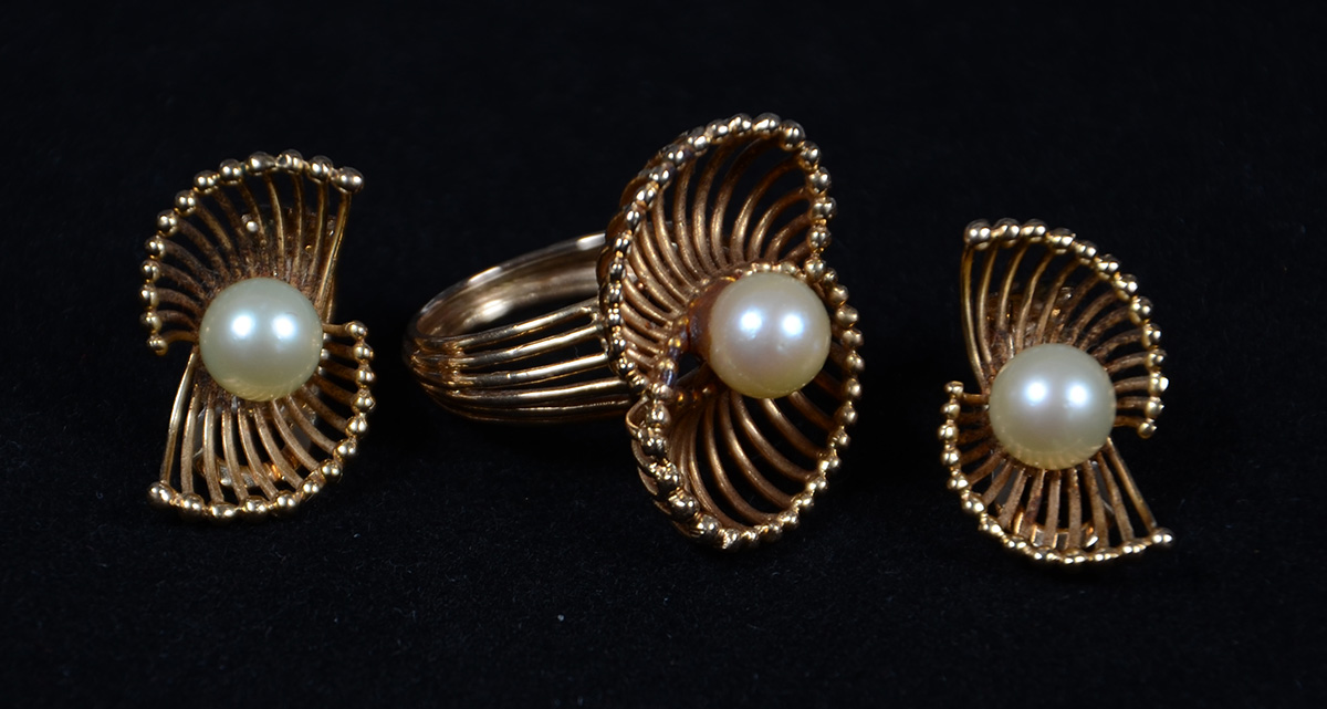 Conjunto de anel e brincos de ouro 18 k e pérolas. Peso total: 13 g