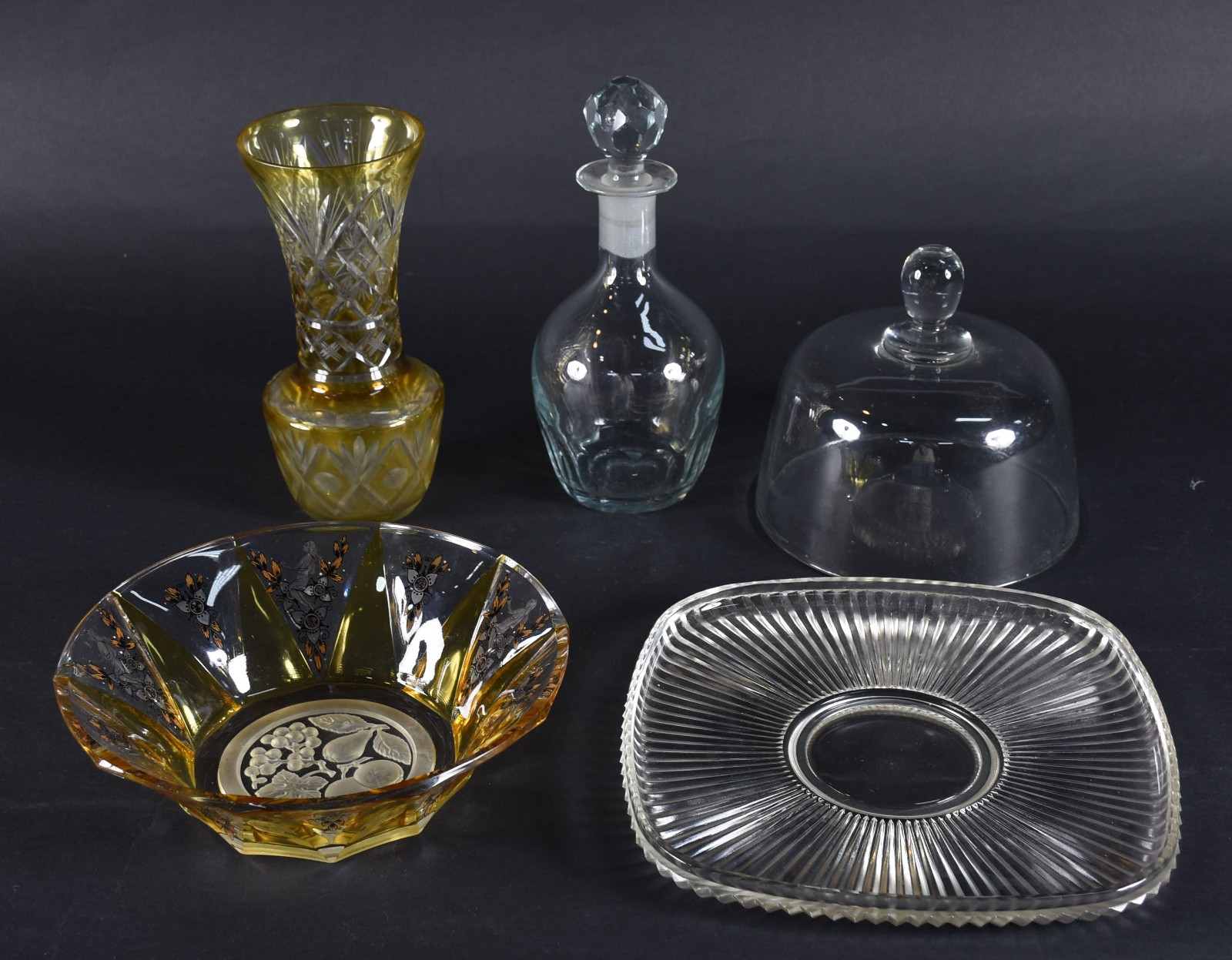 Cinco peças diversas de cristal, sendo: bowl, prato quadrangular... - foto 1 de 4