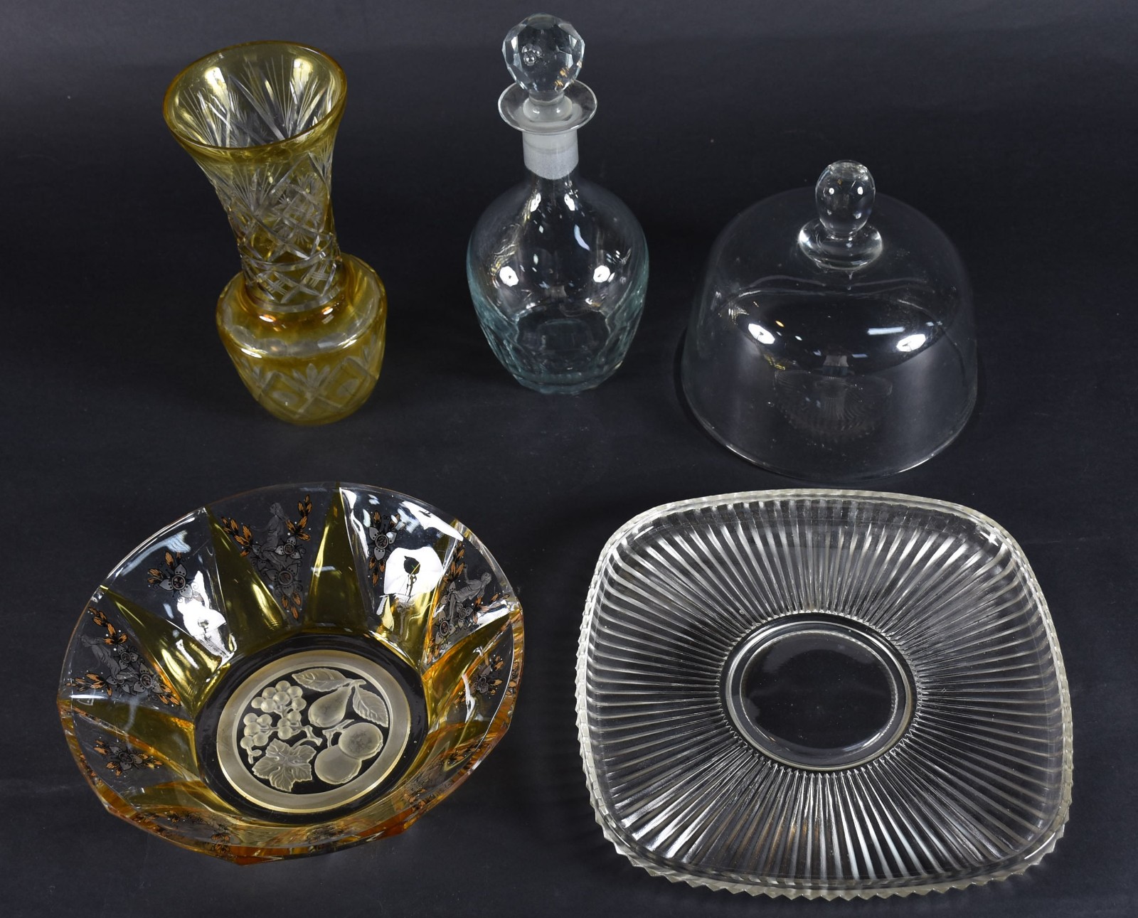 Cinco peças diversas de cristal, sendo: bowl, prato quadrangular... - foto 2 de 4