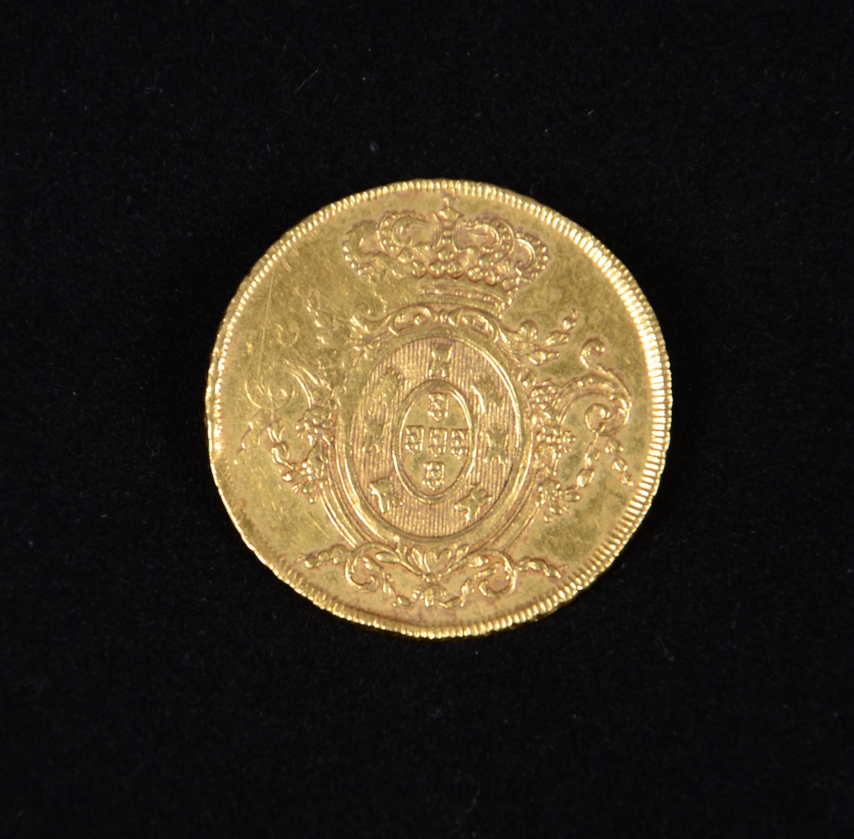 Moeda de ouro D.JOÃO VI, 1809, RJ (adaptada para broche). Peso: 14,3 g - foto 1 de 2