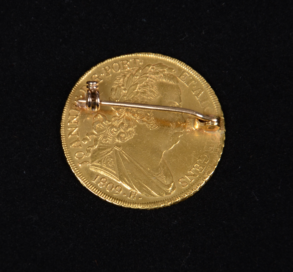 Moeda de ouro D.JOÃO VI, 1809, RJ (adaptada para broche). Peso: 14,3 g - foto 2 de 2