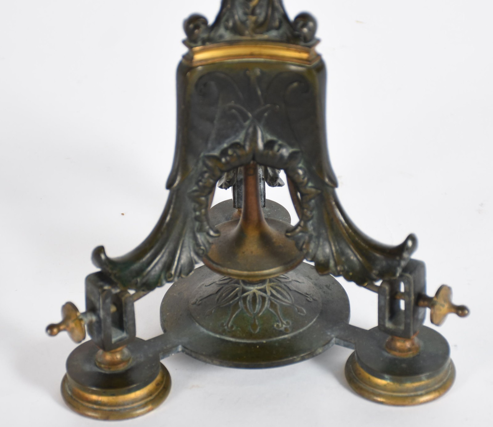 Candelabro para 3 velas em bronze patinado e ormolu. Fundição... - foto 3 de 4