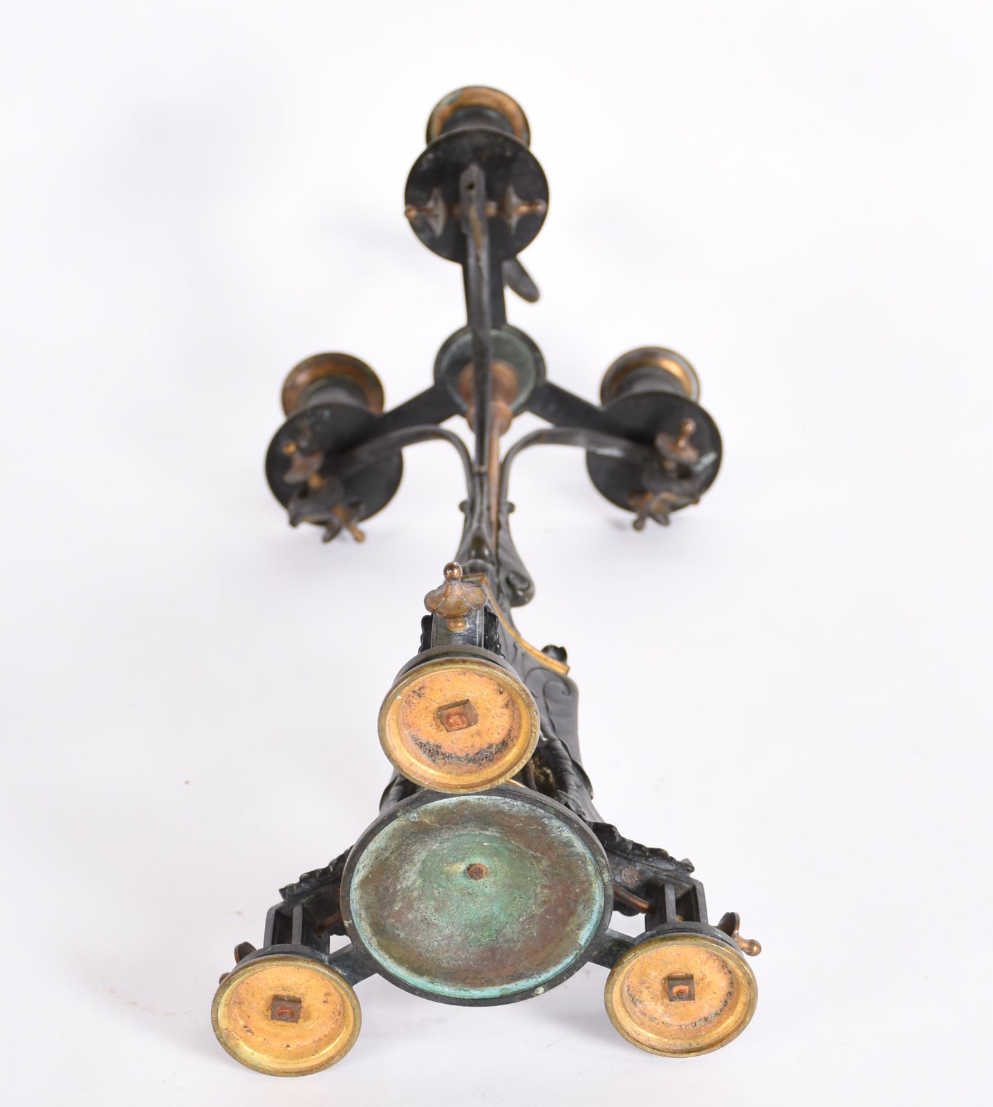 Candelabro para 3 velas em bronze patinado e ormolu. Fundição... - foto 4 de 4