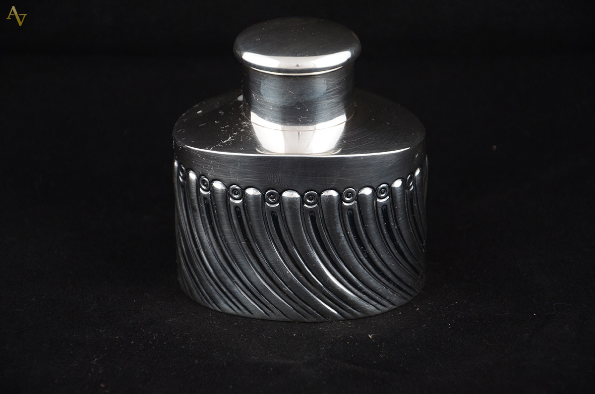 Perfumeiro de prata com gomos retorcidos, altura 9 cm.