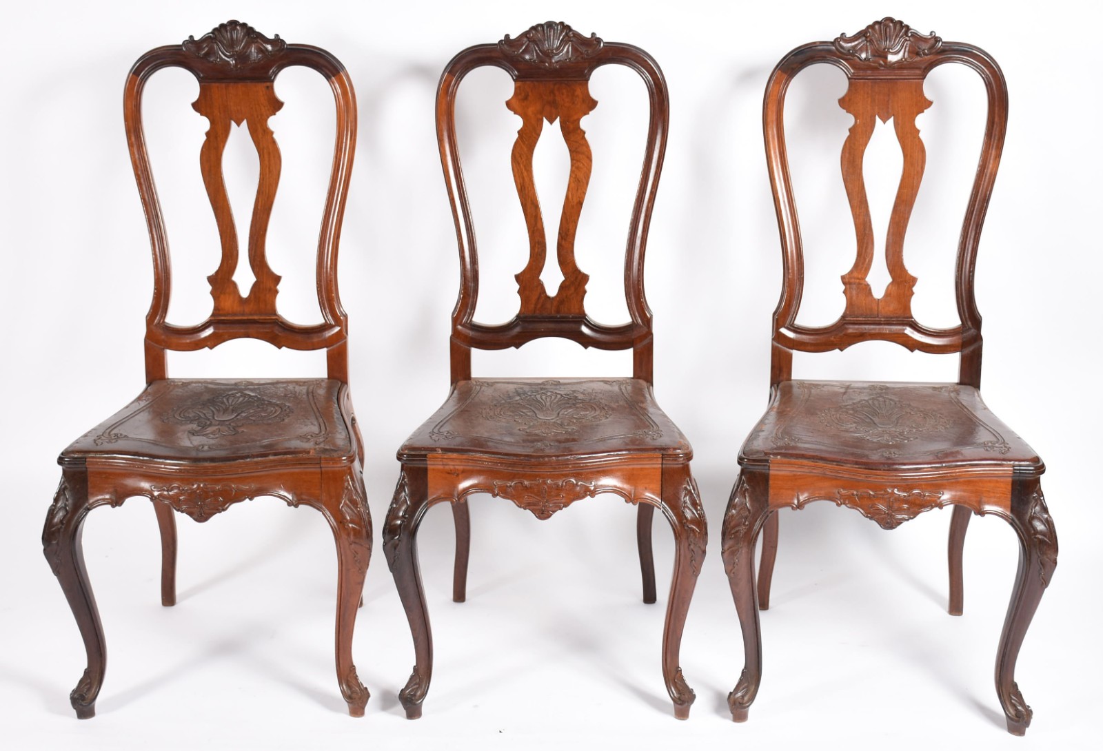 Seis cadeiras de madeira nobre, assentos de couro trabalhado, estilo... - foto 3 de 6