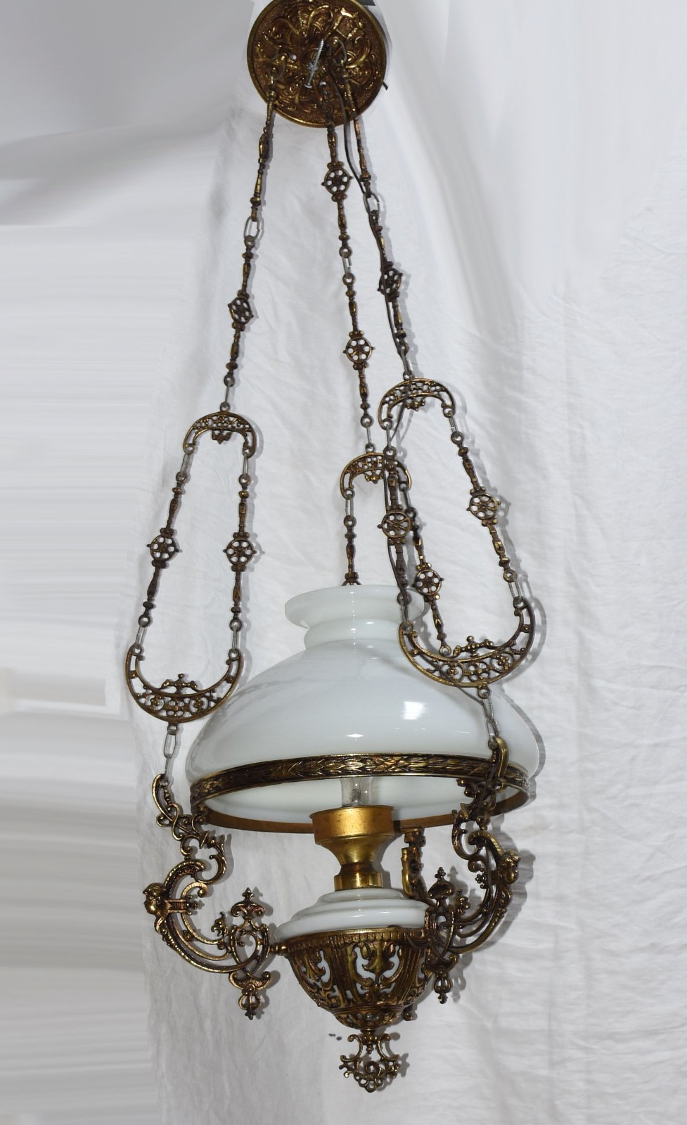 Lanterna de metal dourado, cúpula de opalina branca. - foto 1 de 3