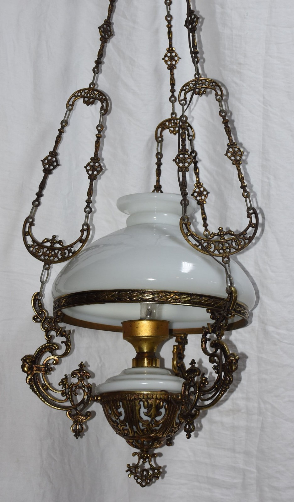 Lanterna de metal dourado, cúpula de opalina branca. - foto 2 de 3