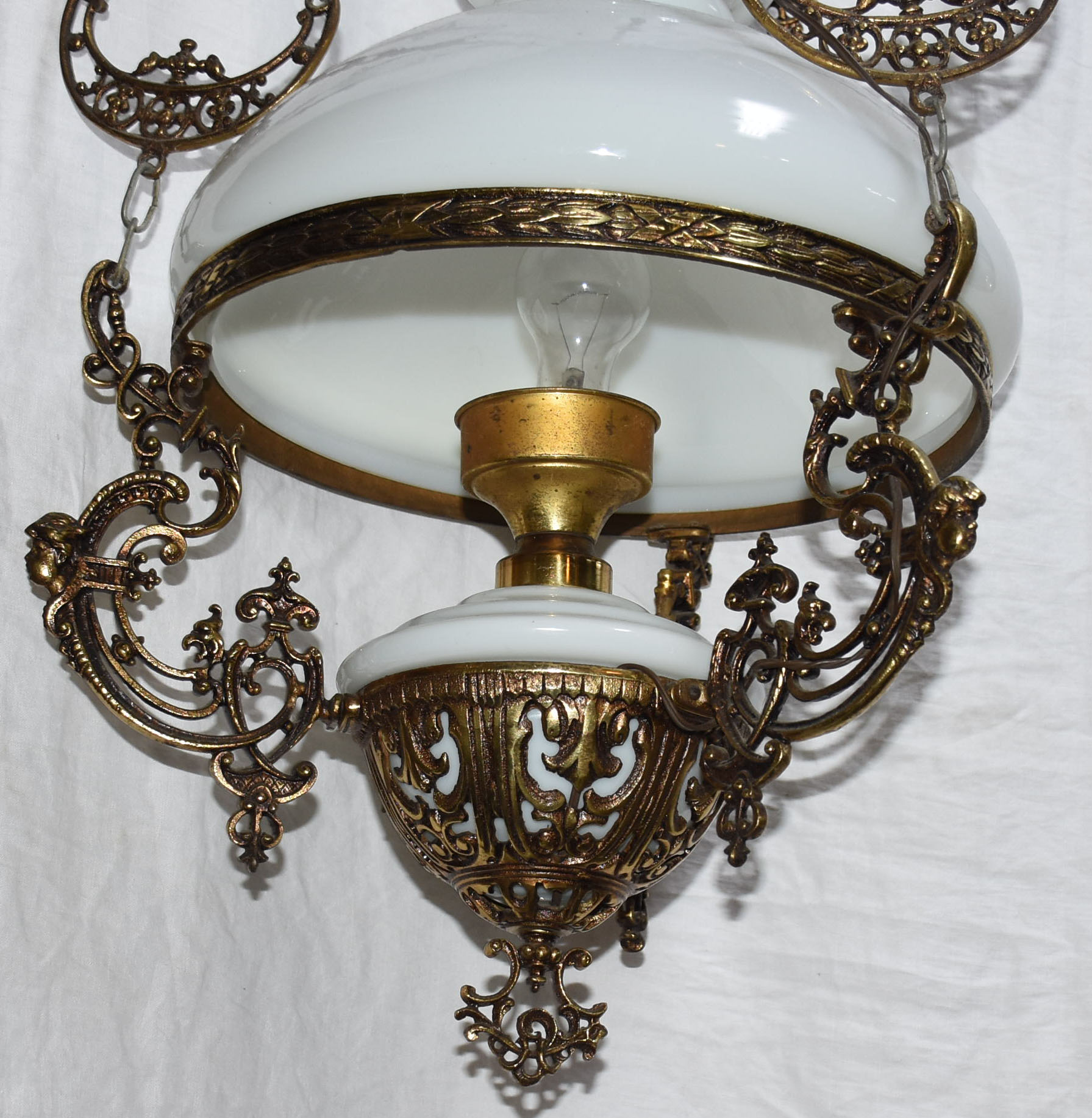 Lanterna de metal dourado, cúpula de opalina branca. - foto 3 de 3