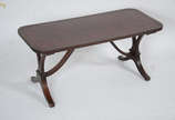 Mesa de centro estilo Inglês de madeira nobre c... - Mesa de centro estilo Inglês de madeira nobre com tampo de couro pirogravado. Medidas: 91 x 40 xm. Altura: 41 cm