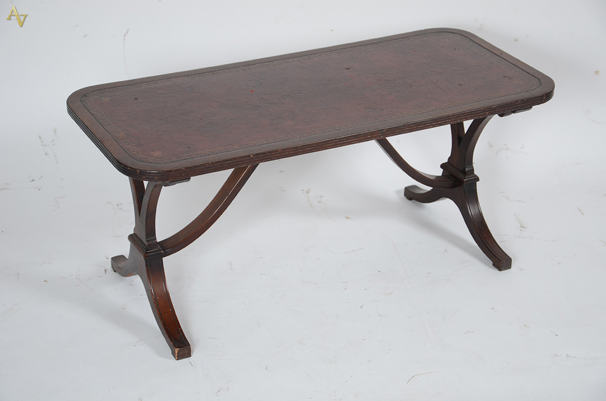 Mesa de centro estilo Inglês de madeira nobre com tampo de couro...
