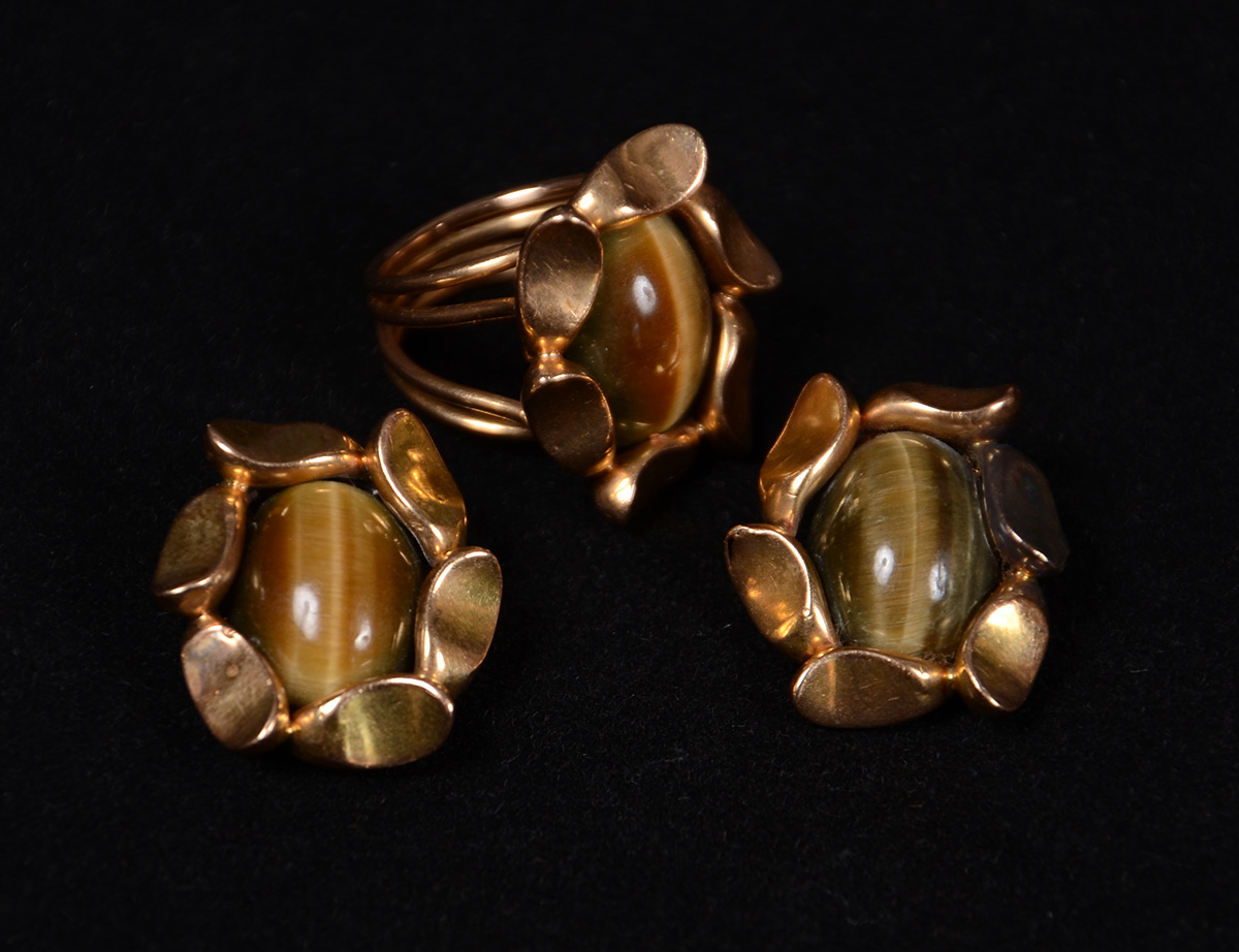 Conjunto de anel e brincos de ouro e olho de tigre Cabochan. Peso...