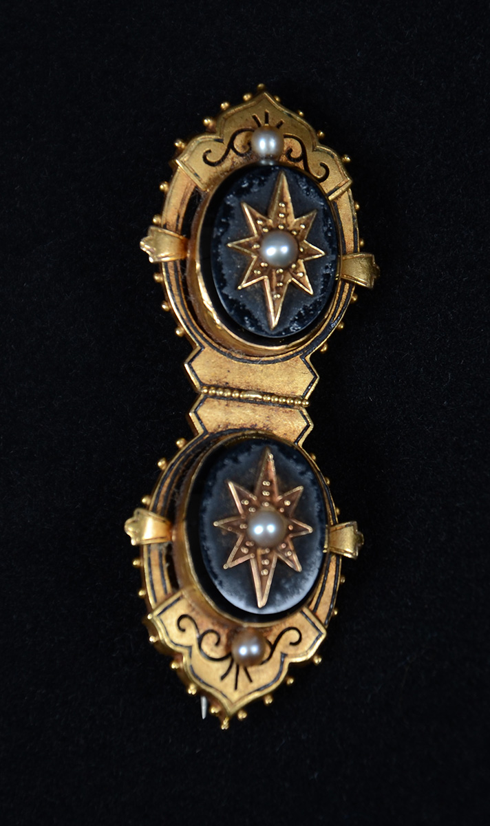 Broche de ouro amarelo, ônix e micro pérolas. Peso total: 11 g