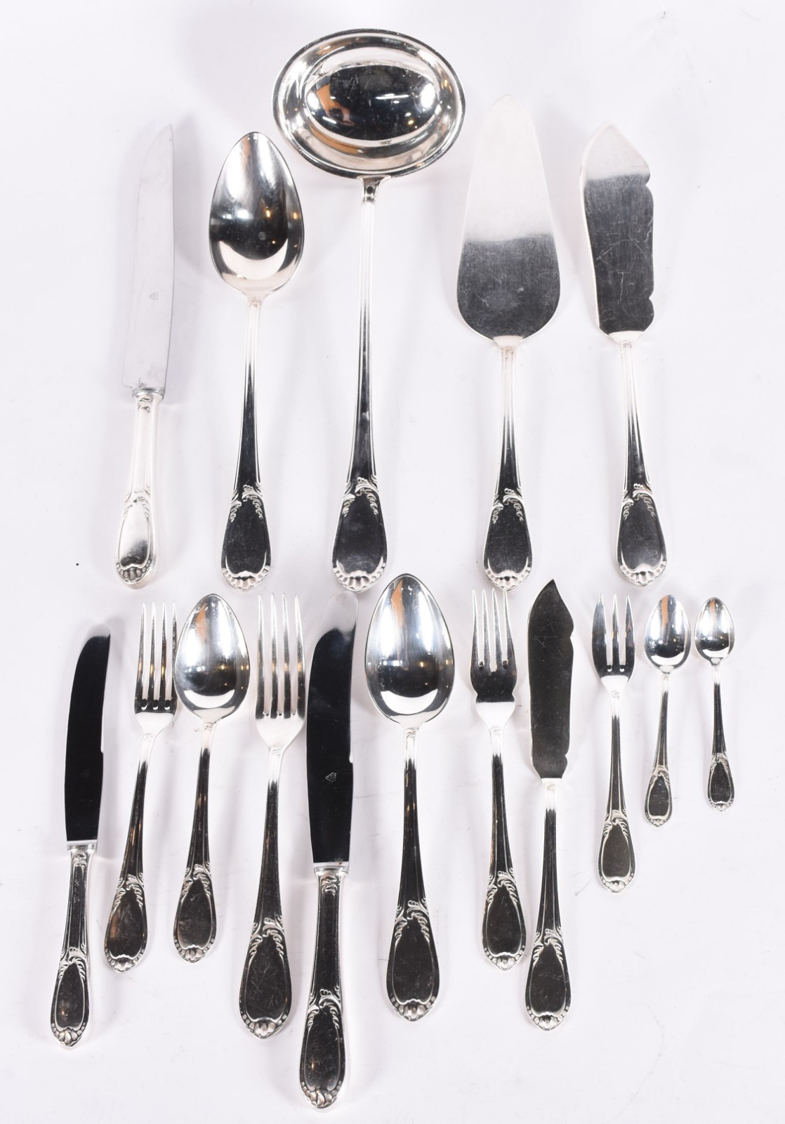 Faqueiro de prata 90 composto de: 19 facas, 18 garfos, 18 garfos de... - foto 1 de 4