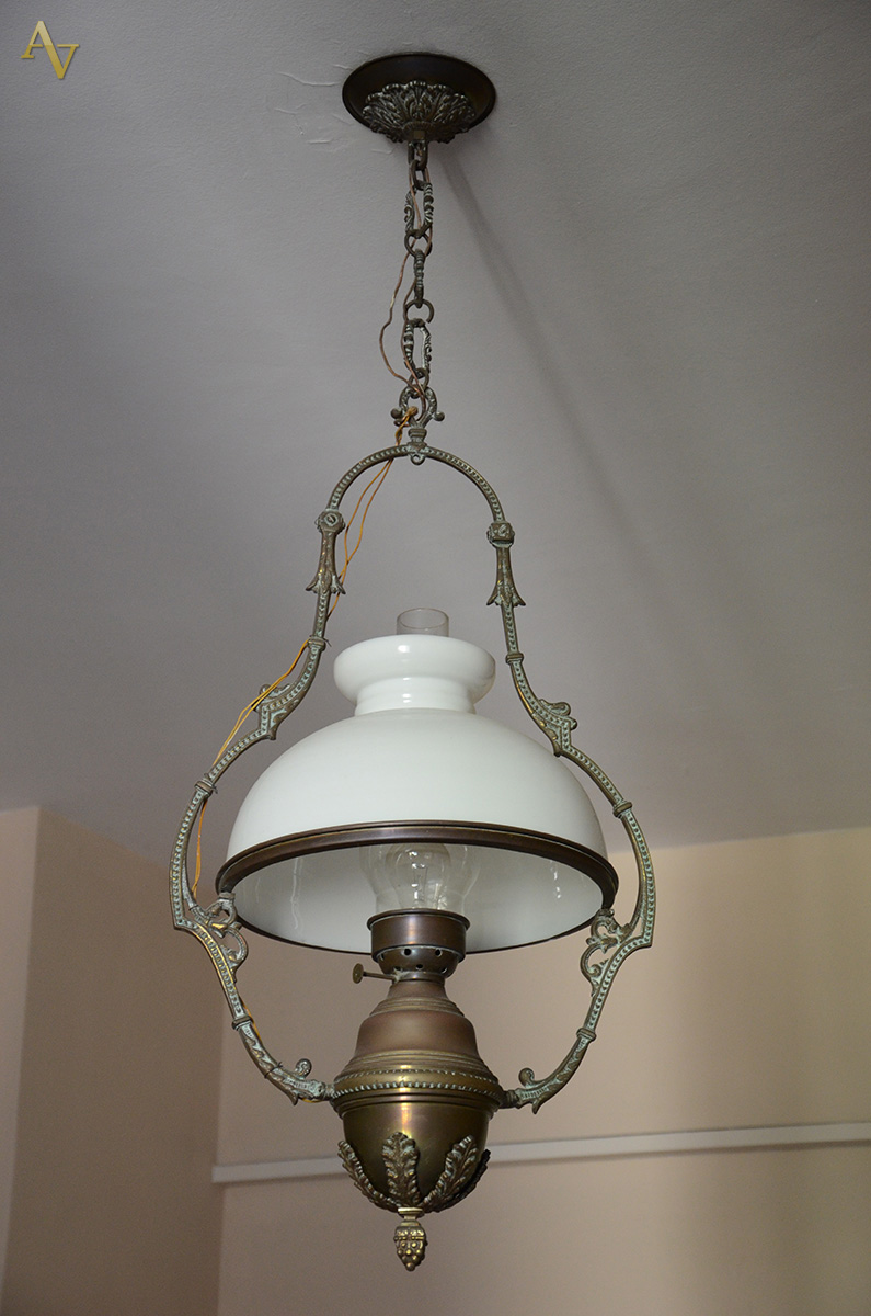 Lustre de metal com opalina (altura total 1.00 m.