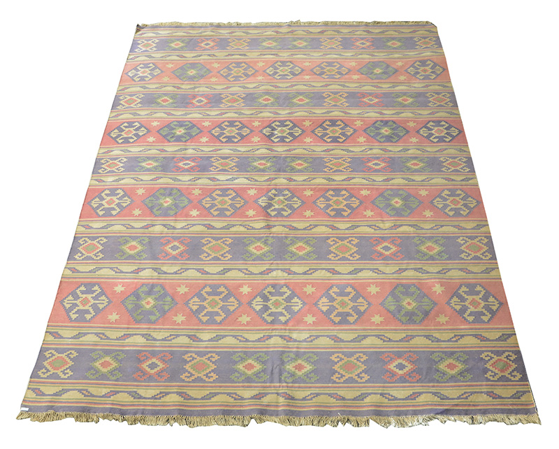 Tapete Kilim. Medidas 3,20 x 2,46 m.