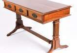 Elegante e antigo "sofa table" ingles de madeir... - Elegante e antigo "sofa table" ingles de madeira nobre, caixa retangular com tres gavetas com puxadores de metal apoiada em colunas laterais fri...