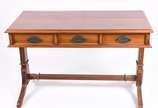 Elegante e antigo "sofa table" ingles de madeir... - Elegante e antigo "sofa table" ingles de madeira nobre, caixa retangular com tres gavetas com puxadores de metal apoiada em colunas laterais fri...