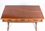 Elegante e antigo "sofa table" ingles de madeir... - Elegante e antigo "sofa table" ingles de madeira nobre, caixa retangular com tres gavetas com puxadores de metal apoiada em colunas laterais fri...