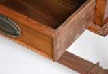 Elegante e antigo "sofa table" ingles de madeir... - Elegante e antigo "sofa table" ingles de madeira nobre, caixa retangular com tres gavetas com puxadores de metal apoiada em colunas laterais fri...