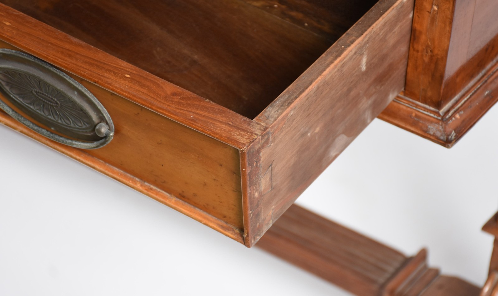 Elegante e antigo "sofa table" ingles de madeira nobre, caixa... - foto 4 de 7