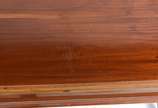 Elegante e antigo "sofa table" ingles de madeir... - Elegante e antigo "sofa table" ingles de madeira nobre, caixa retangular com tres gavetas com puxadores de metal apoiada em colunas laterais fri...