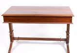 Elegante e antigo "sofa table" ingles de madeir... - Elegante e antigo "sofa table" ingles de madeira nobre, caixa retangular com tres gavetas com puxadores de metal apoiada em colunas laterais fri...