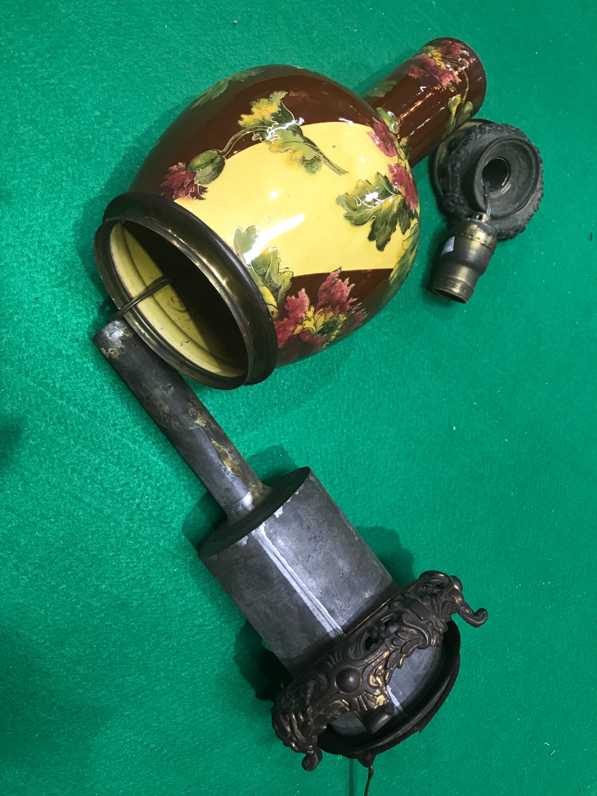 Abatjour antigo de porcelana floral policromada com base de bronze... - foto 6 de 7