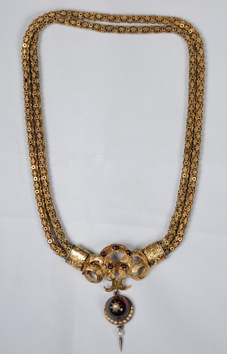 Colar de ouro baixo e granadas Cabochan e pequenas pérolas. Peso... - foto 2 de 2