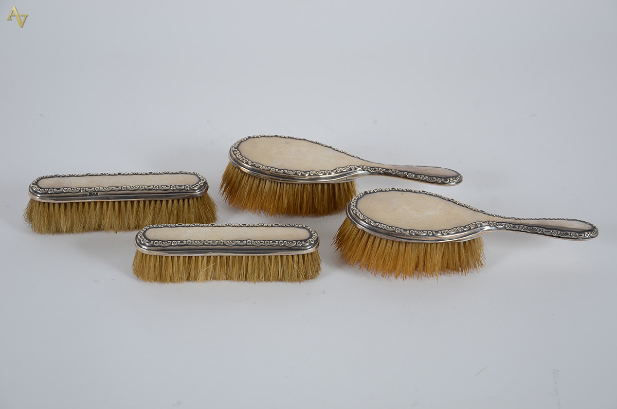 Conjunto para toucador de prata inglesa contrastada, composto de 4...