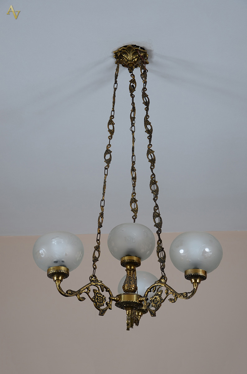 Lustre de metal dourado para 3 luzes (altura total 1.00 m.)
