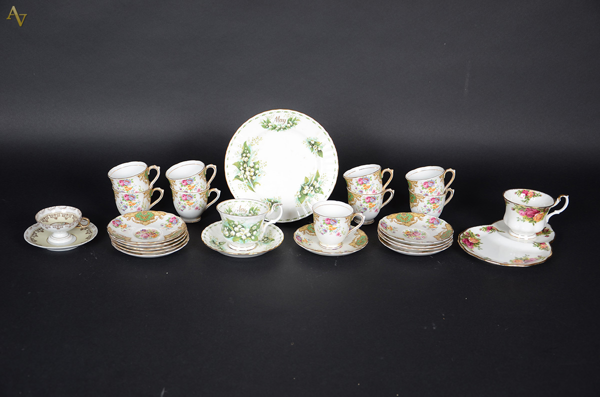 Doze xícaras com pires de porcelana de diversas procedências.