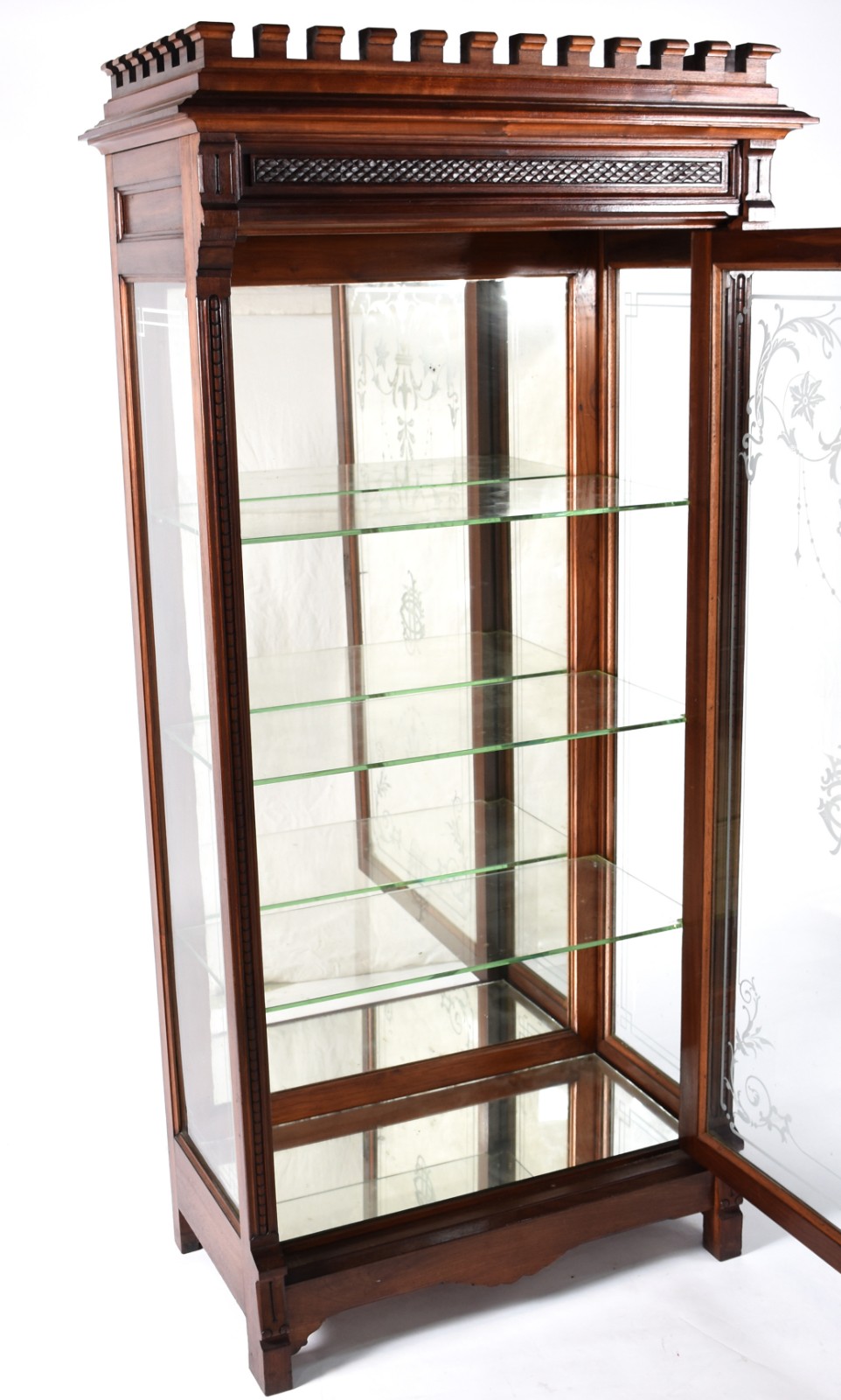 Vitrine de madeira nobre com porta de vidro jateado com monograma... - foto 2 de 4