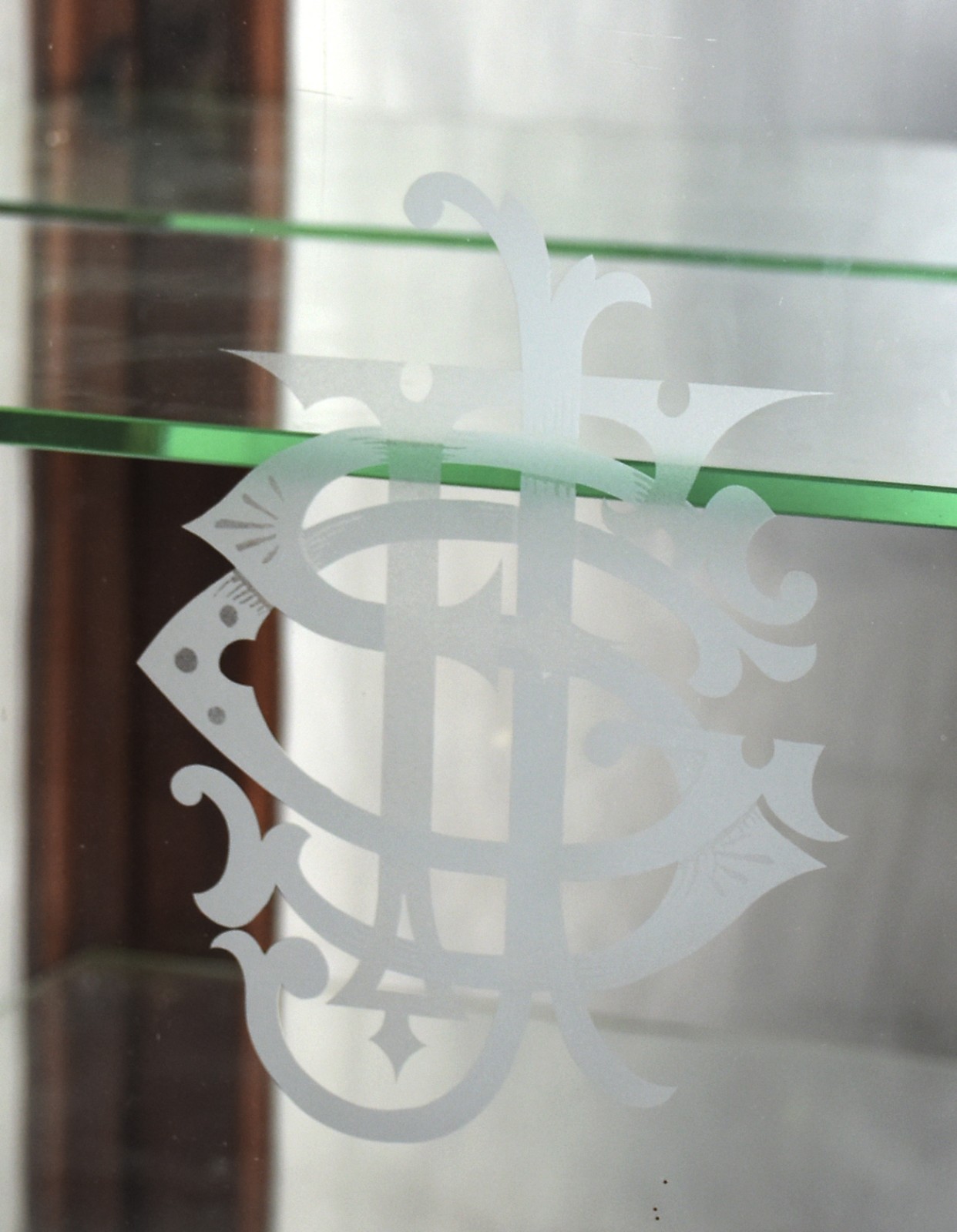 Vitrine de madeira nobre com porta de vidro jateado com monograma... - foto 3 de 4
