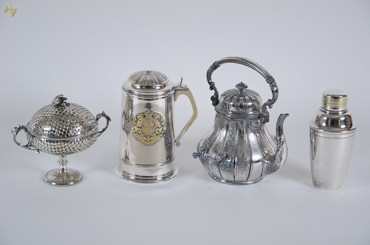 Quatro peças diversas de metal prateado, sendo Bule para samovar...