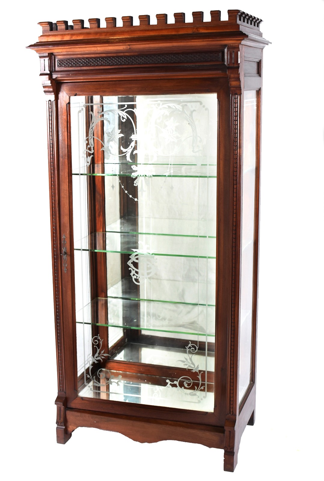 Vitrine de madeira nobre com porta de vidro jateado com monograma... - foto 1 de 4