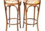 Par de bancos altos para bar de madeira nobre c... - Par de bancos altos para bar de madeira nobre com assentos estofados,  estilo austríaco Thonet.