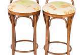 Par de bancos altos para bar de madeira nobre c... - Par de bancos altos para bar de madeira nobre com assentos estofados,  estilo austríaco Thonet.