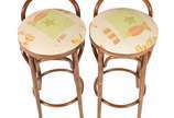 Par de bancos altos para bar de madeira nobre c... - Par de bancos altos para bar de madeira nobre com assentos estofados,  estilo austríaco Thonet.
