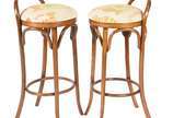 Par de bancos altos para bar de madeira nobre c... - Par de bancos altos para bar de madeira nobre com assentos estofados,  estilo austríaco Thonet.