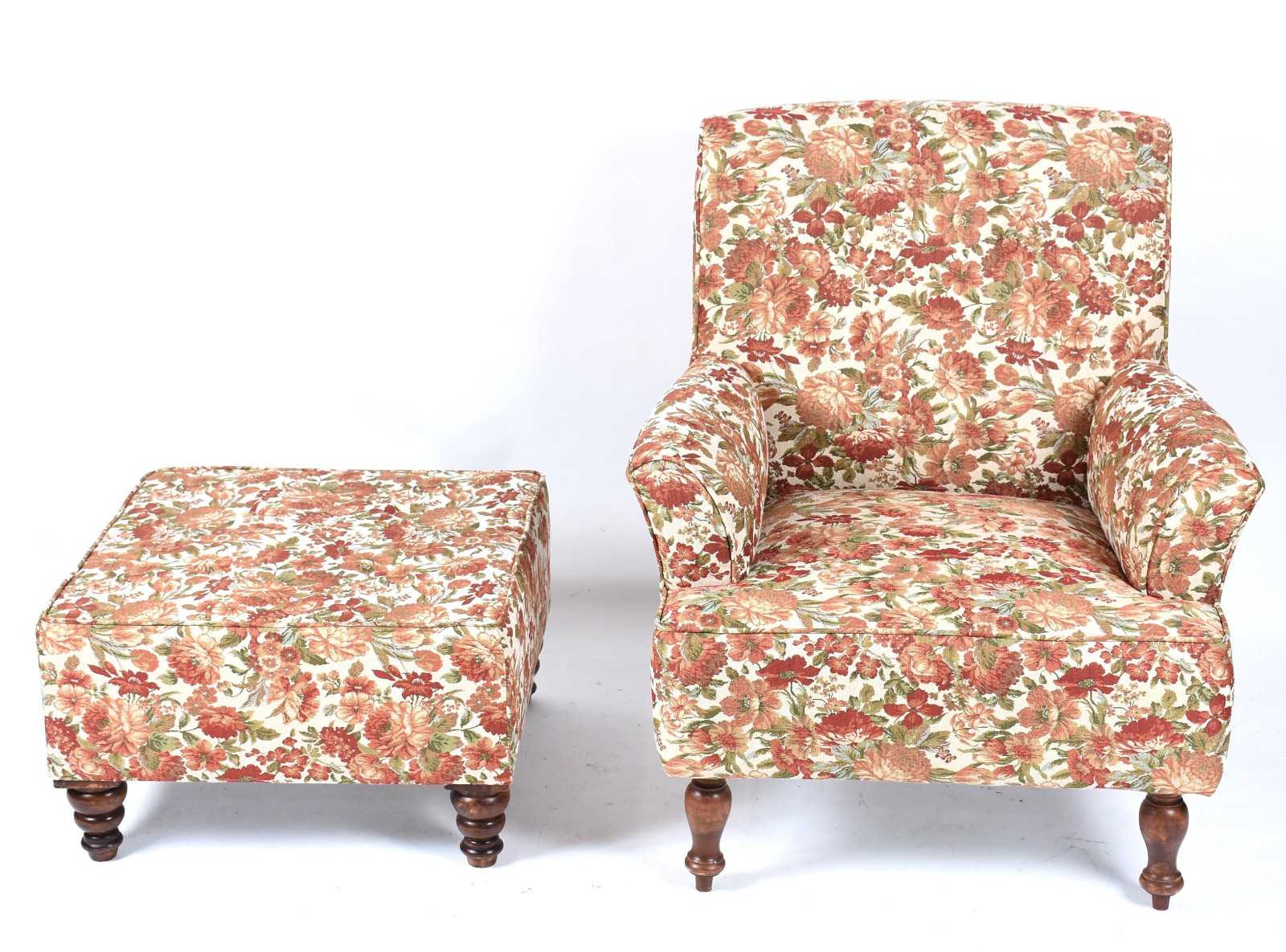 Poltrona com banqueta estofada e forrada com tecido floral, pés de... - foto 2 de 4