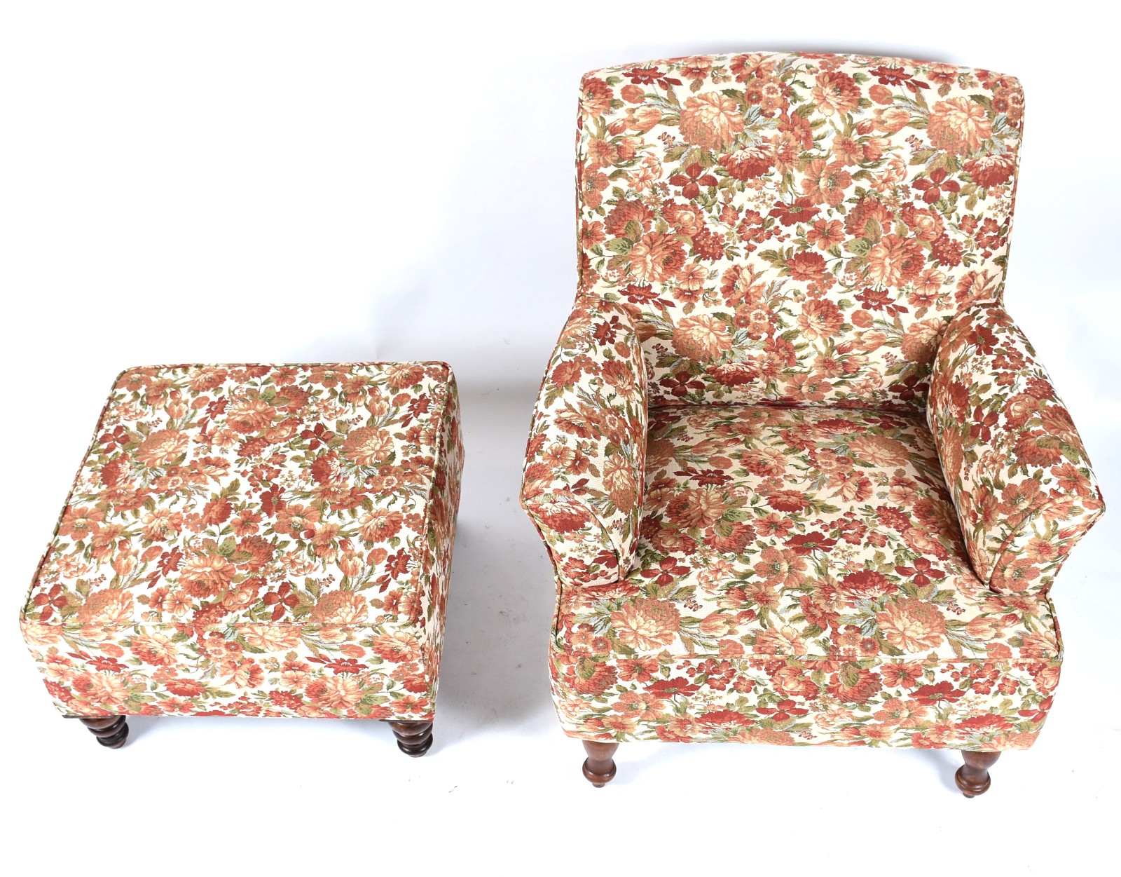 Poltrona com banqueta estofada e forrada com tecido floral, pés de... - foto 3 de 4