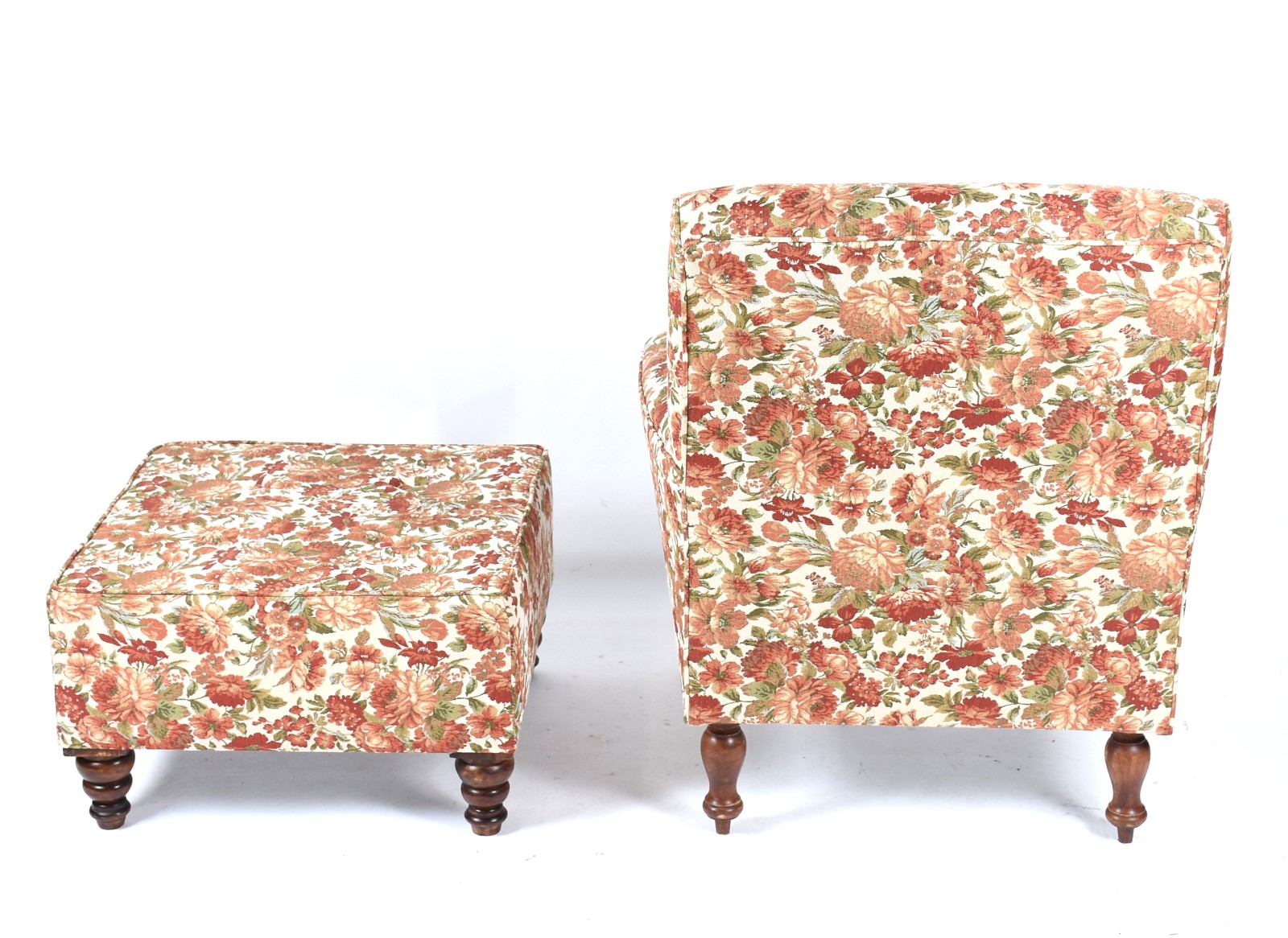 Poltrona com banqueta estofada e forrada com tecido floral, pés de... - foto 4 de 4