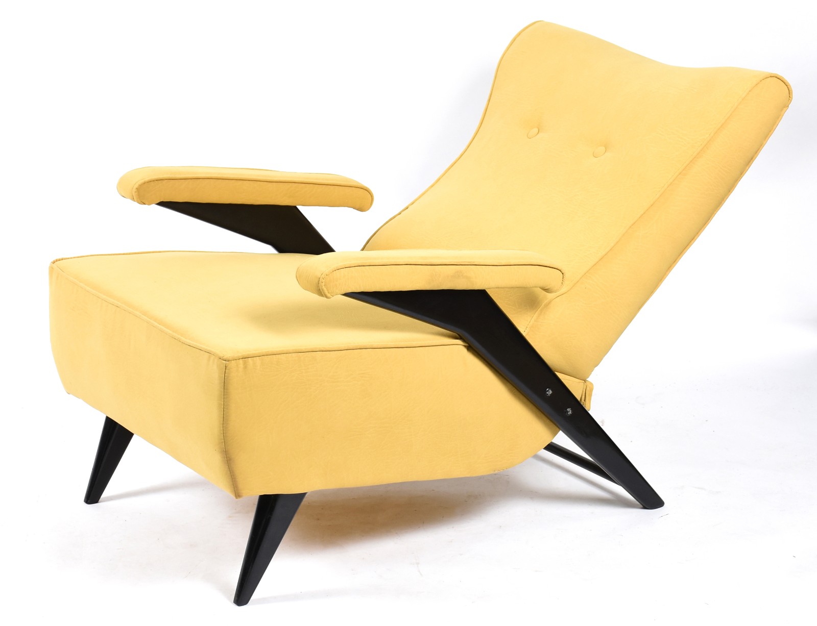 Poltrona estofada e forrada com tecido na cor amarelo, reclinável... - foto 2 de 5