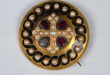 Antigo broche de ouro com pérolas e granadas. P... - Antigo broche de ouro com pérolas e granadas. Peso total: 18 g