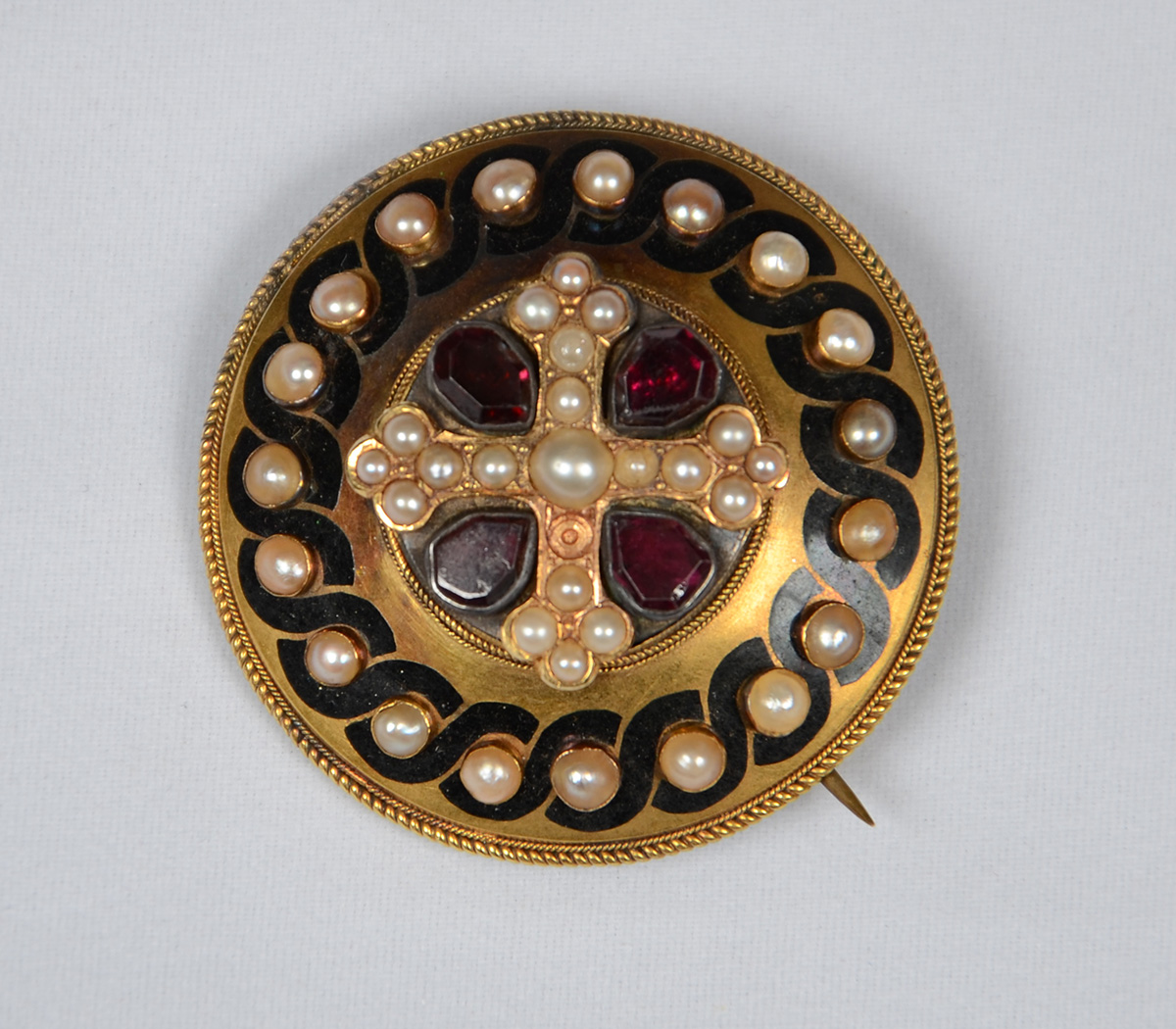 Antigo broche de ouro com pérolas e granadas. Peso total: 18 g