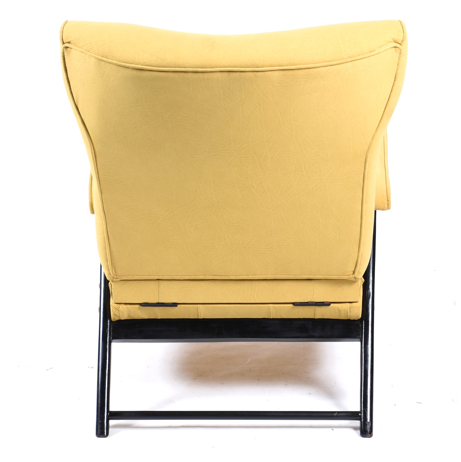 Poltrona estofada e forrada com tecido na cor amarelo, reclinável... - foto 4 de 5