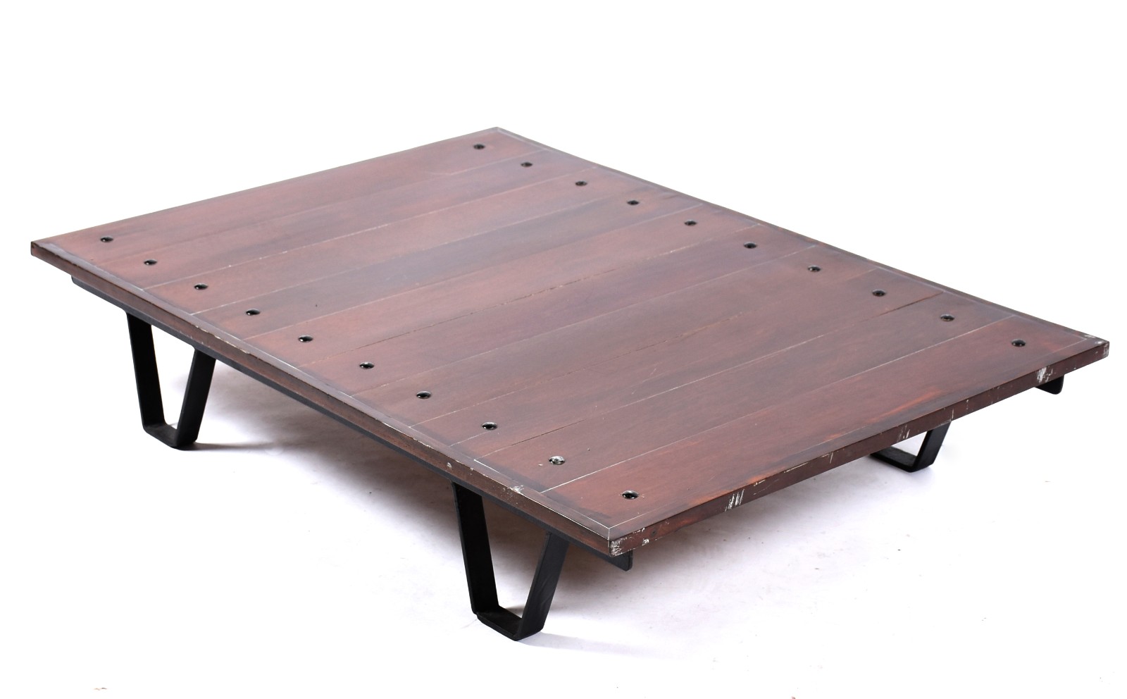 Mesa de centro em ripas de madeira com base de metal preto. (pequenos... - foto 1 de 5