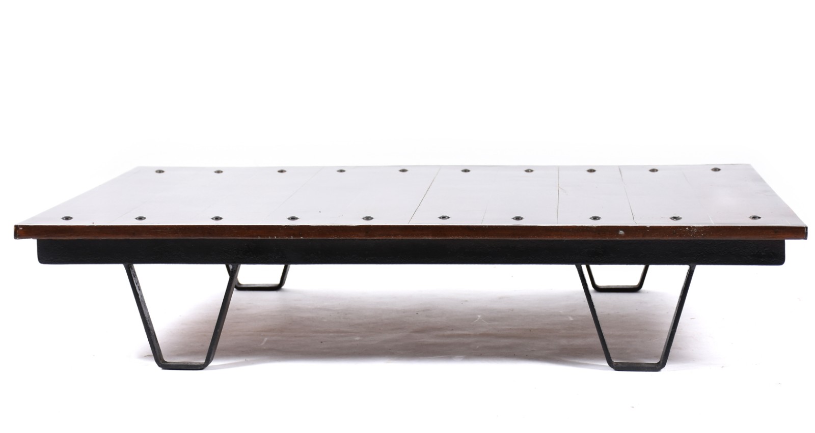 Mesa de centro em ripas de madeira com base de metal preto. (pequenos... - foto 2 de 5
